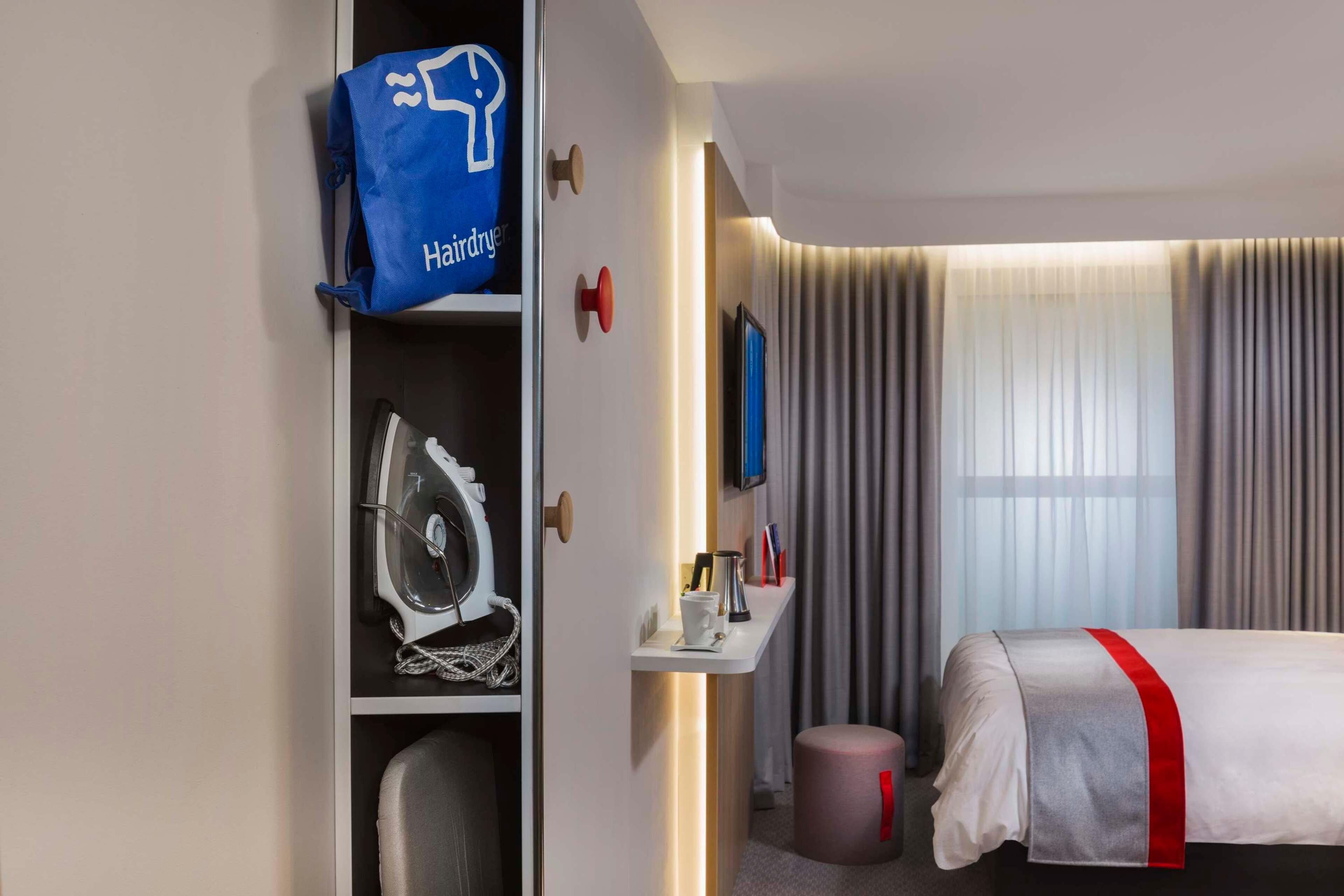 Holiday Inn Express Belfast City By Ihg Экстерьер фото