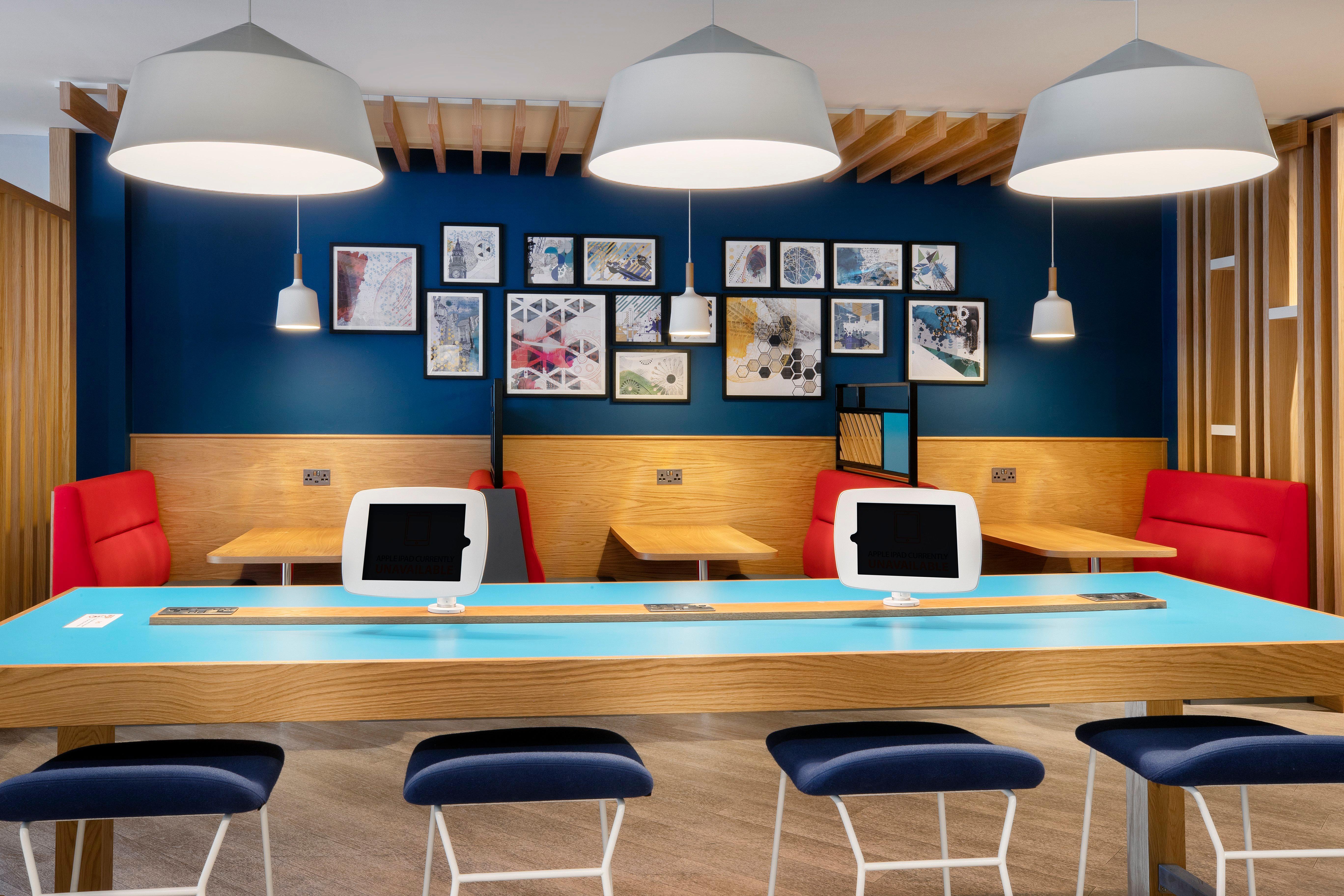 Holiday Inn Express Belfast City By Ihg Экстерьер фото