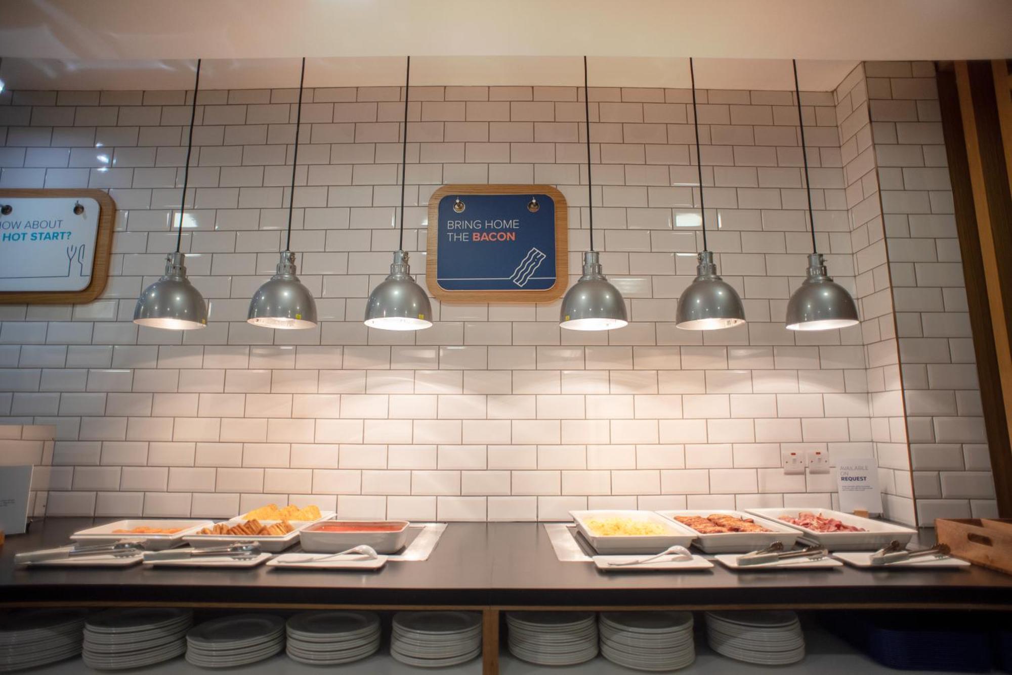 Holiday Inn Express Belfast City By Ihg Экстерьер фото