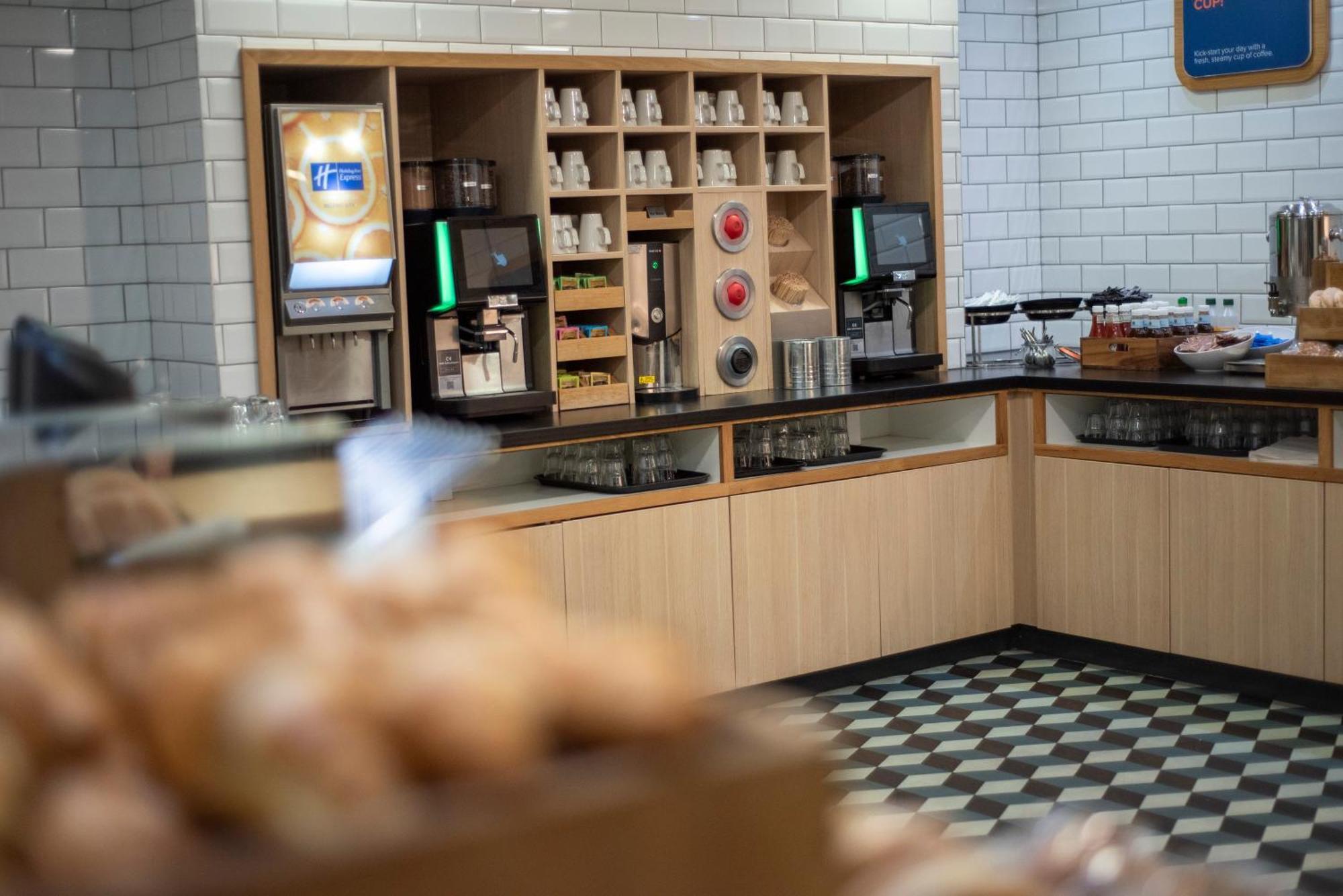Holiday Inn Express Belfast City By Ihg Экстерьер фото